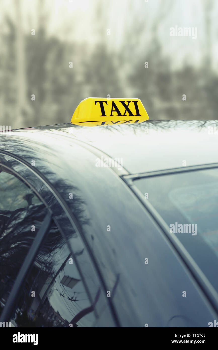 Une voiture de taxi avec signe, extérieur Banque D'Images