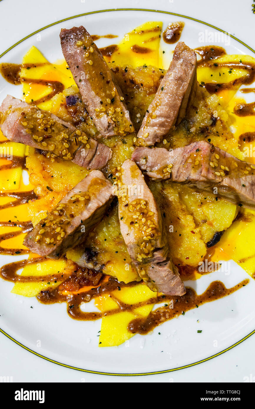 Tapa de piège le thon. Thon à la mangue, la patate douce, de couleur violet et prune émulsion. El Vapor,. Zahara de los Atunes. Costa de la Luz. Cadix P Banque D'Images