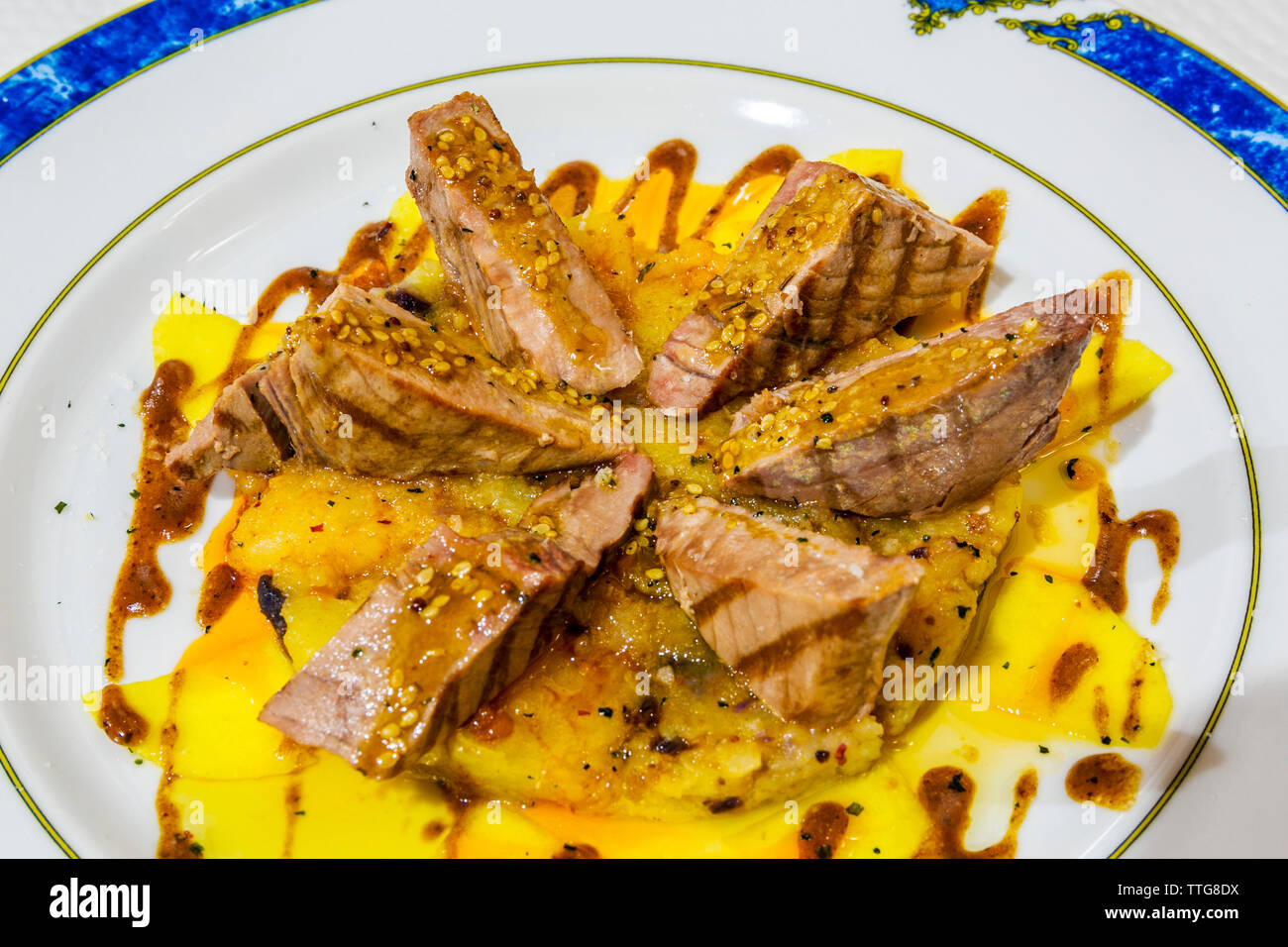 Tapa de piège le thon. Thon à la mangue, la patate douce, de couleur violet et prune émulsion. El Vapor,. Zahara de los Atunes. Costa de la Luz. Cadix P Banque D'Images