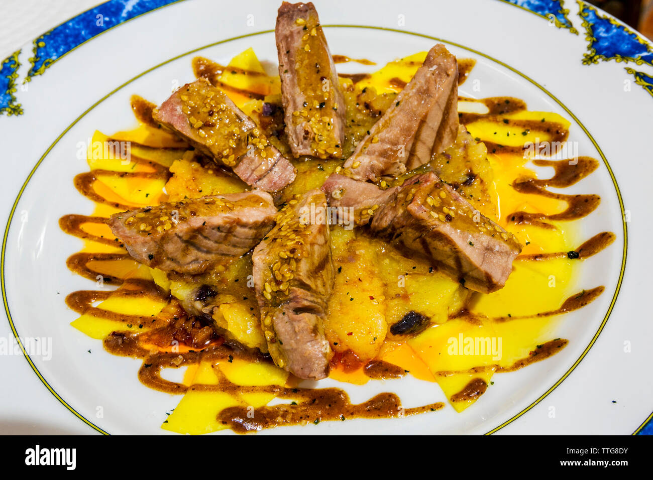 Tapa de piège le thon. Thon à la mangue, la patate douce, de couleur violet et prune émulsion. El Vapor,. Zahara de los Atunes. Costa de la Luz. Cadix P Banque D'Images