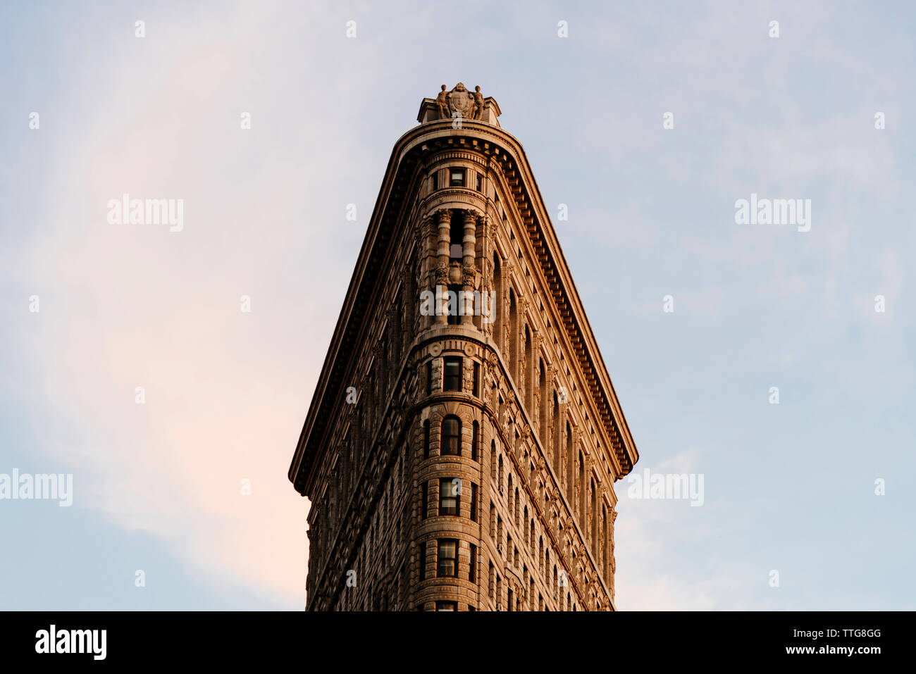 Low Angle View Of Flatiron Building Against Sky Banque D'Images