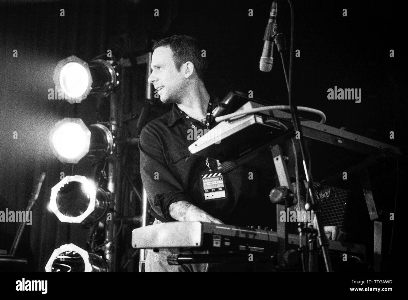 John McEntire de Tortoise à jouer à toutes les parties de demain organisée par Mogwai/tortue/Shellac 27 mars 2004 à The River Haven Hotel, Camber Sands, au Royaume-Uni. Banque D'Images