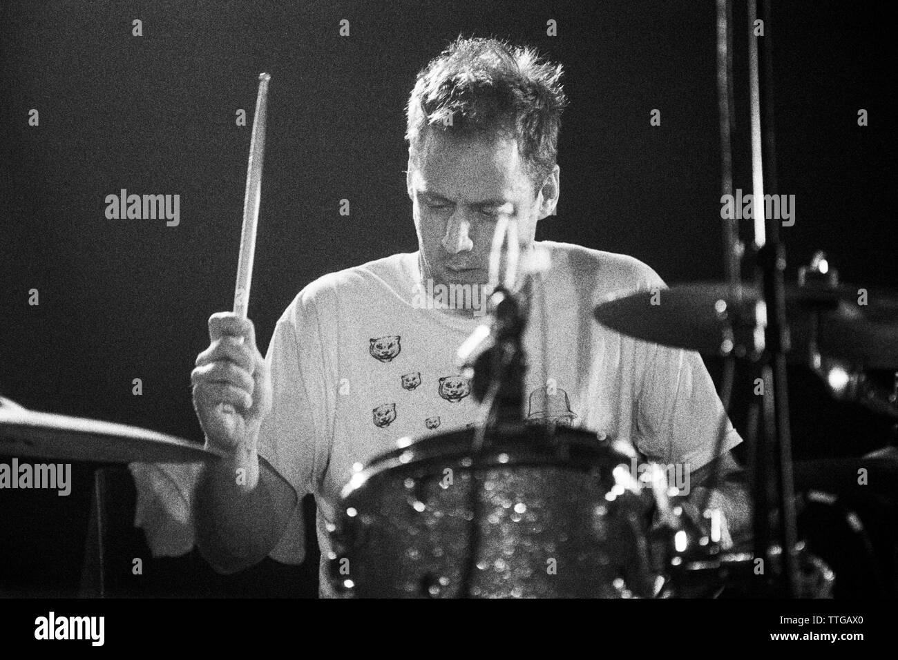 Dan Bitney drumming en tortue à tous les parties de demain organisée par Mogwai/tortue/Shellac 27 mars 2004 à The River Haven Hotel, Camber Sands, au Royaume-Uni. Banque D'Images