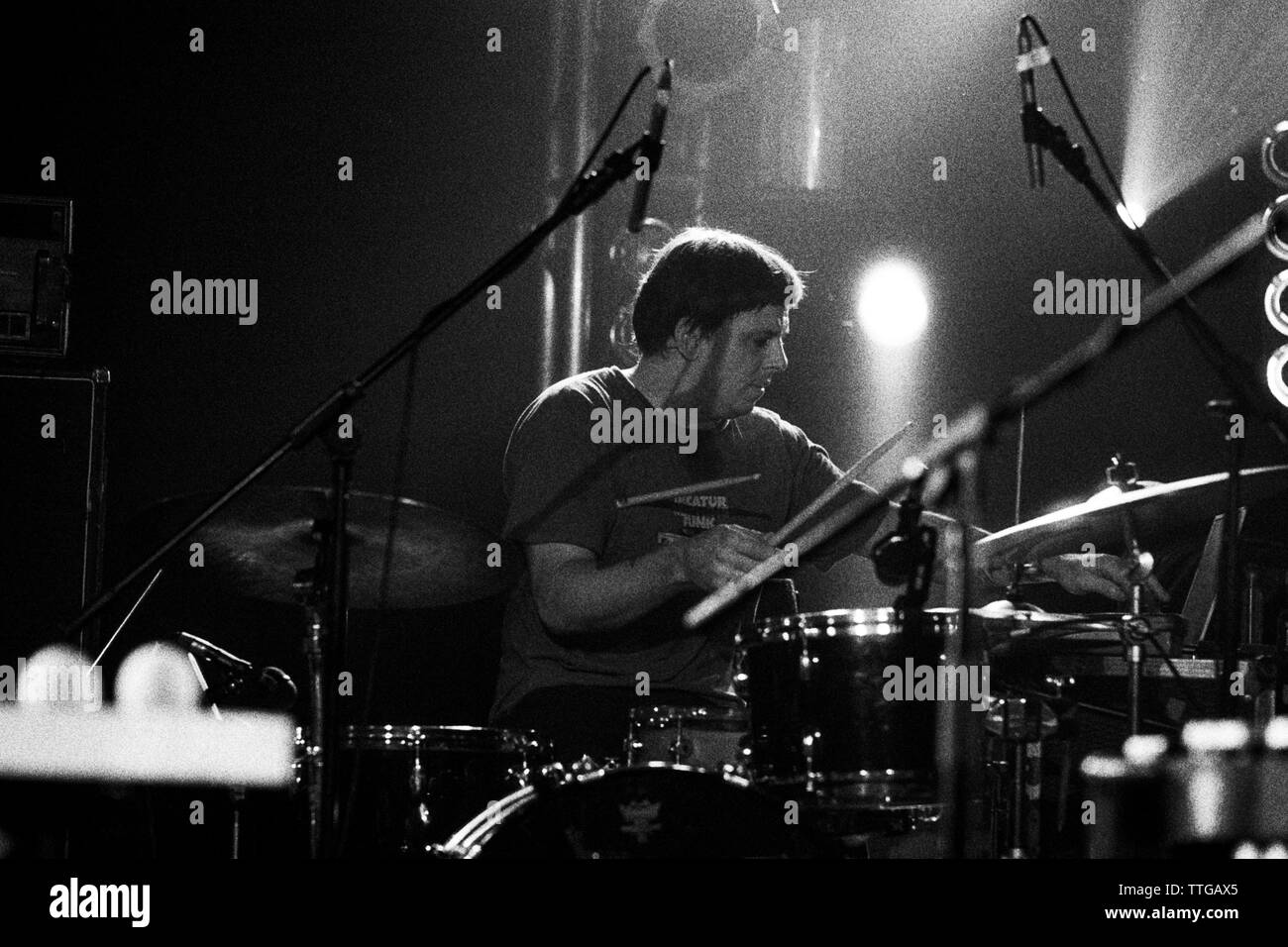 John Herndon drumming en tortue à tous les parties de demain organisée par Mogwai/tortue/Shellac 27 mars 2004 à The River Haven Hotel, Camber Sands, au Royaume-Uni. Banque D'Images