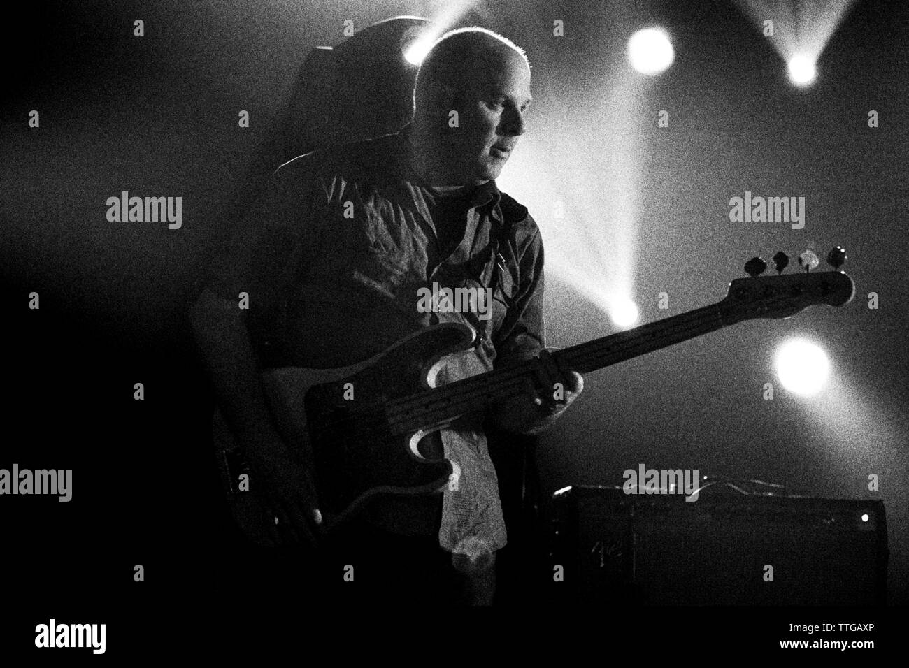 Doug McCombs jouant dans toutes les parties de demain à tortue organisée par Mogwai/tortue/Shellac 27 mars 2004 à The River Haven Hotel, Camber Sands, au Royaume-Uni. Banque D'Images