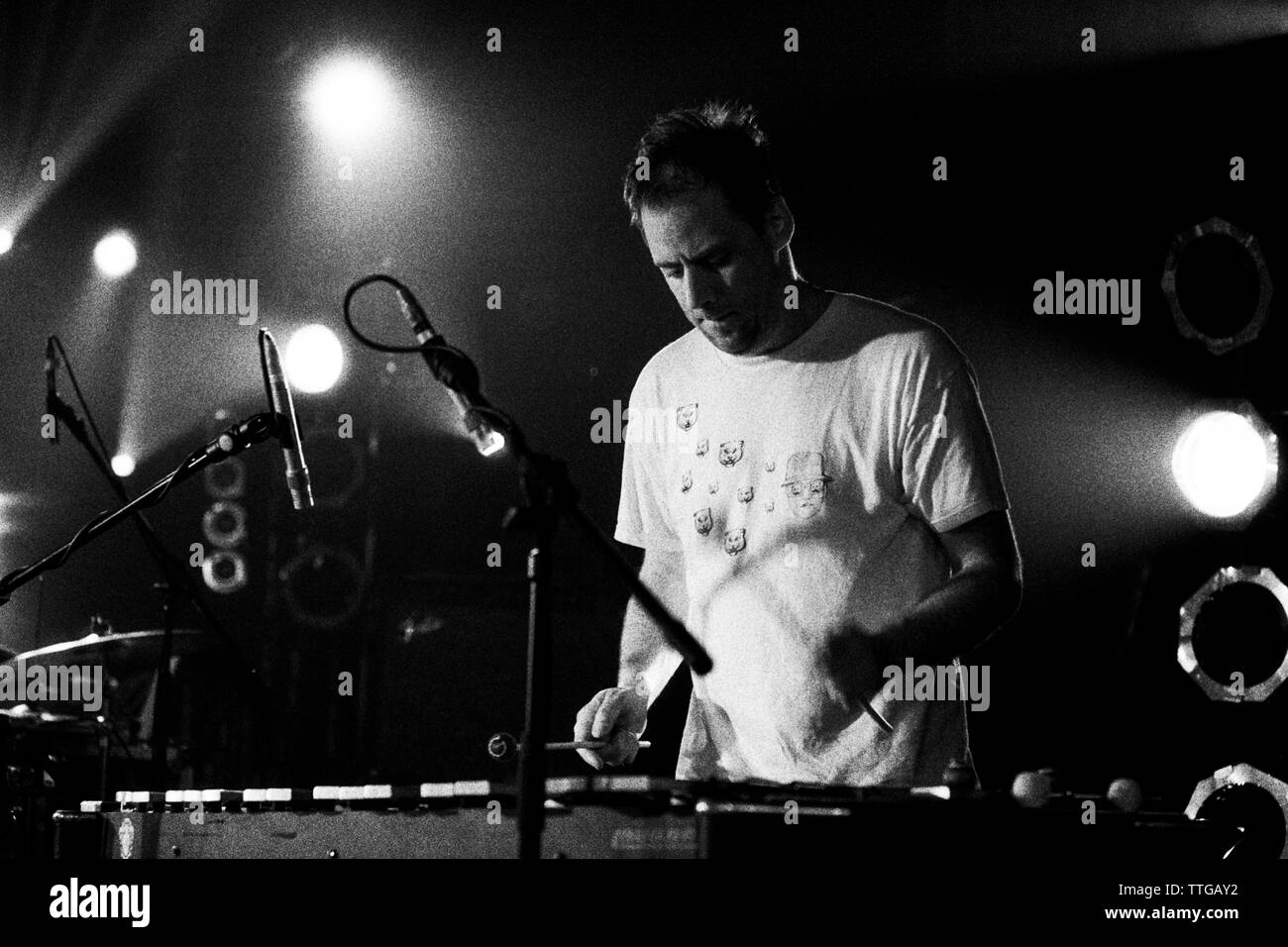 Dan Bitney drumming en tortue à tous les parties de demain organisée par Mogwai/tortue/Shellac 27 mars 2004 à The River Haven Hotel, Camber Sands, au Royaume-Uni. Banque D'Images