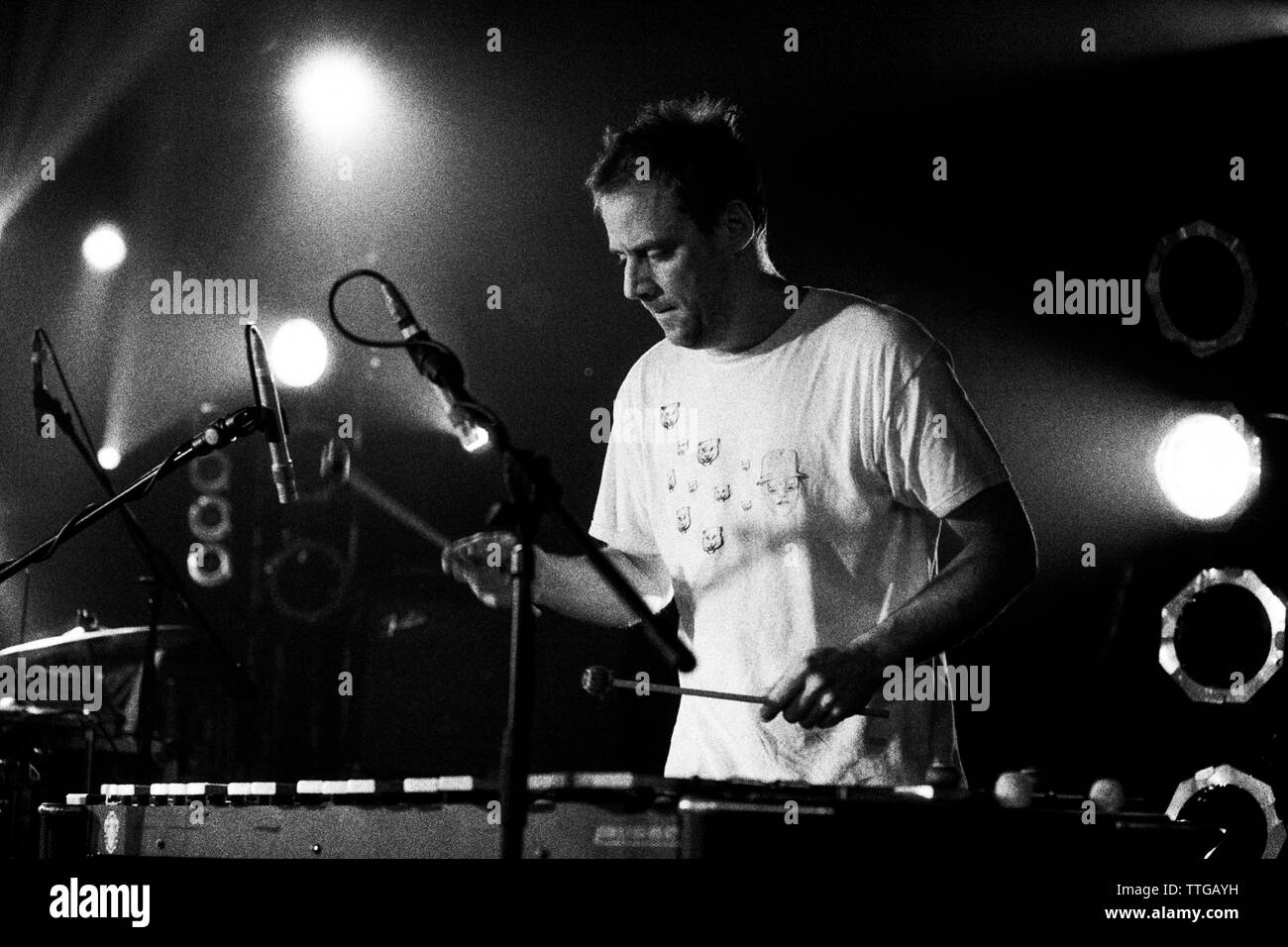 Dan Bitney drumming en tortue à tous les parties de demain organisée par Mogwai/tortue/Shellac 27 mars 2004 à The River Haven Hotel, Camber Sands, au Royaume-Uni. Banque D'Images