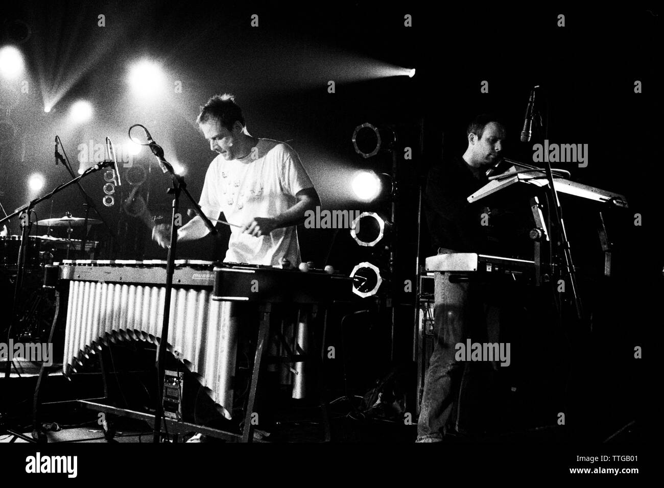 Dan Bitney drumming en tortue à tous les parties de demain organisée par Mogwai/tortue/Shellac 27 mars 2004 à The River Haven Hotel, Camber Sands, au Royaume-Uni. Banque D'Images