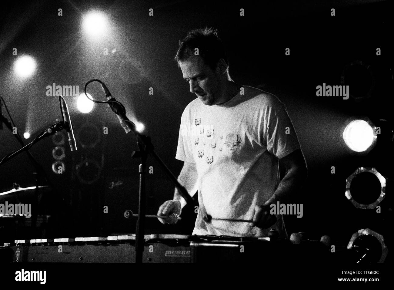 Dan Bitney drumming en tortue à tous les parties de demain organisée par Mogwai/tortue/Shellac 27 mars 2004 à The River Haven Hotel, Camber Sands, au Royaume-Uni. Banque D'Images