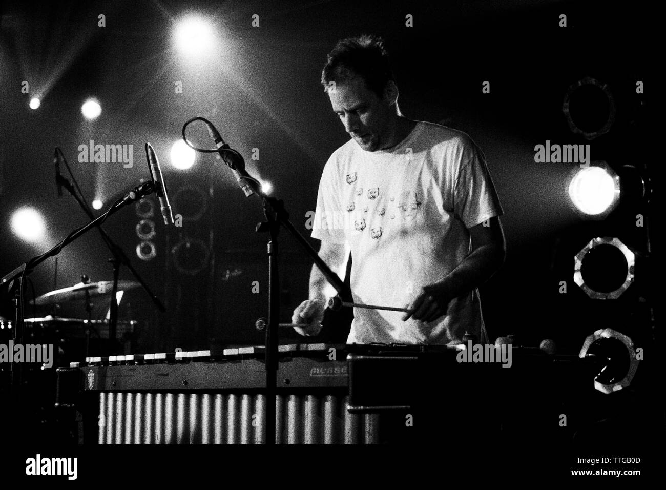 Dan Bitney drumming en tortue à tous les parties de demain organisée par Mogwai/tortue/Shellac 27 mars 2004 à The River Haven Hotel, Camber Sands, au Royaume-Uni. Banque D'Images