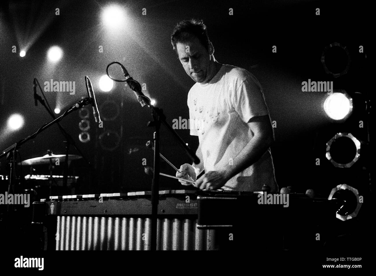 Dan Bitney drumming en tortue à tous les parties de demain organisée par Mogwai/tortue/Shellac 27 mars 2004 à The River Haven Hotel, Camber Sands, au Royaume-Uni. Banque D'Images