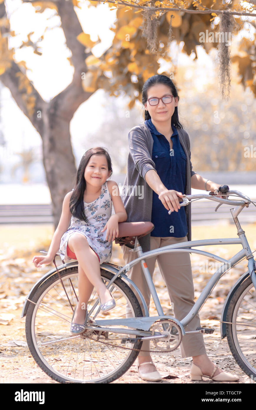 Mère et fille et location en week-end Banque D'Images