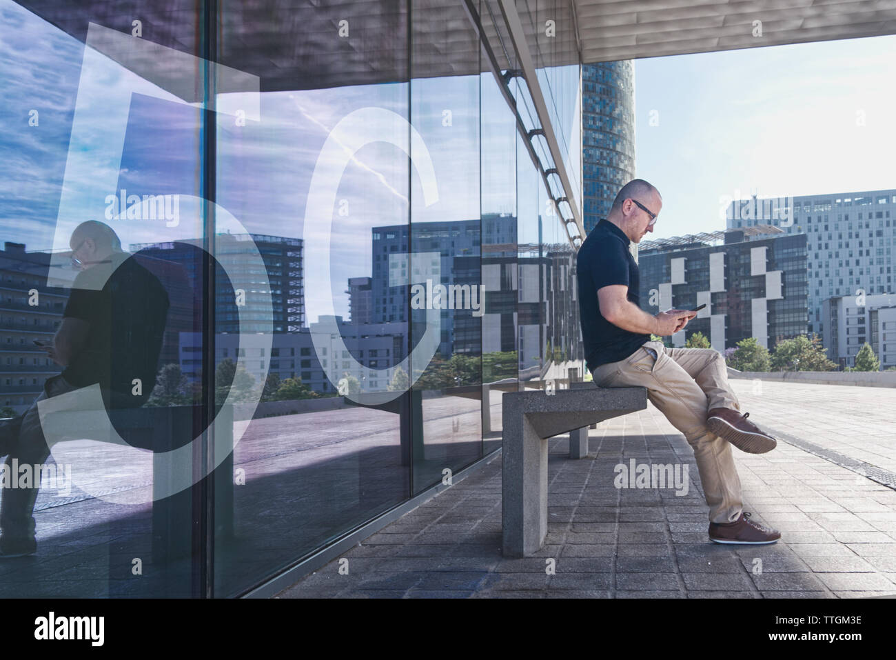 Jeune homme d'affaires à l'aide d'un smartphone avec le nouveau réseau mobile 5G. Scène urbaine dans la rue et copie vide de l'espace pour l'éditeur de texte. Banque D'Images