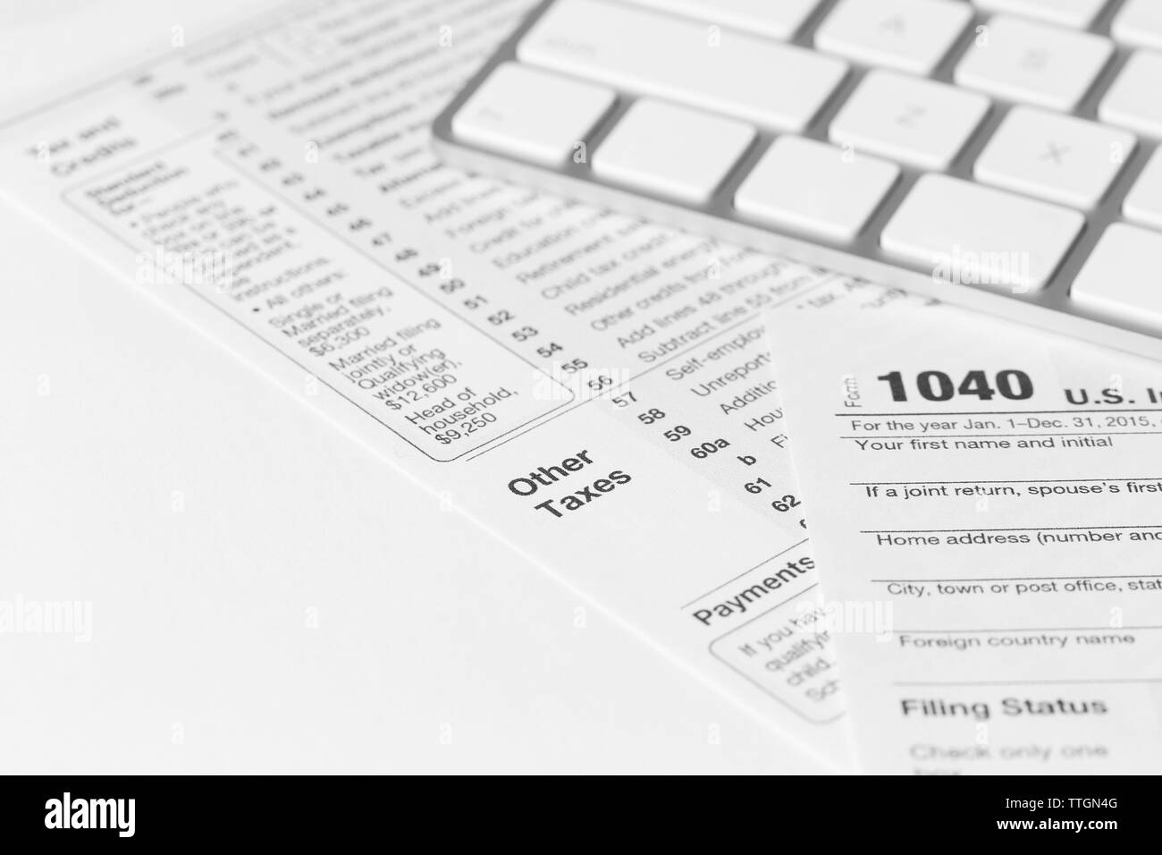 Déclaration de revenus des particuliers de 1040 à 2015 forme année avec un clavier d'ordinateur sur le bureau blanc, Close up Banque D'Images