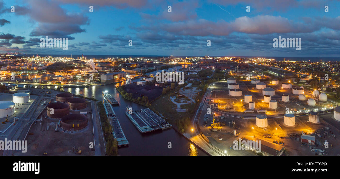 Canal du lac George, le lac Michigan, réservoirs d'huile, East Chicago, Indiana Banque D'Images
