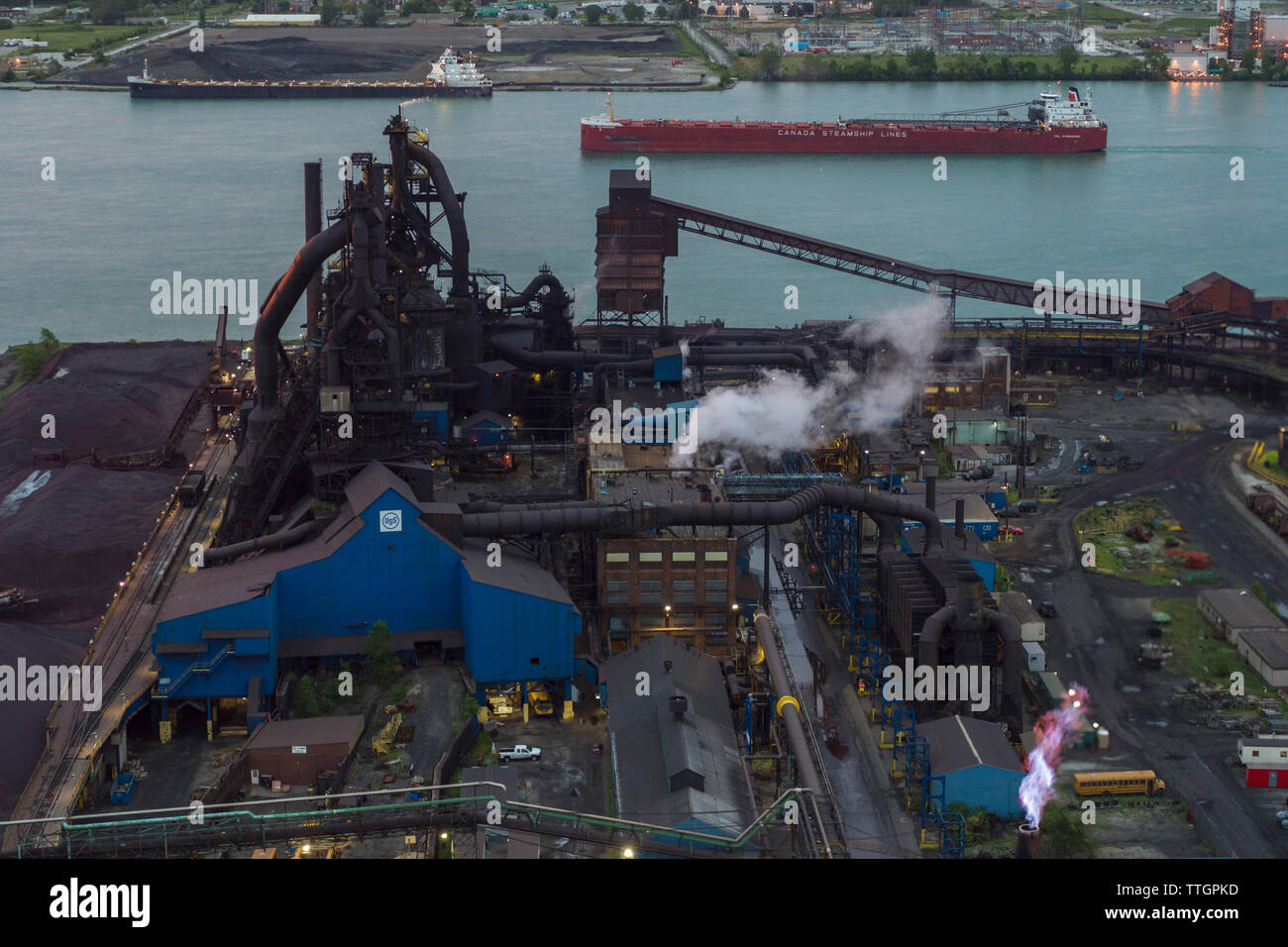 Steel Mill, Zug Island, la rivière Détroit, navire, Detroit, Michigan Banque D'Images