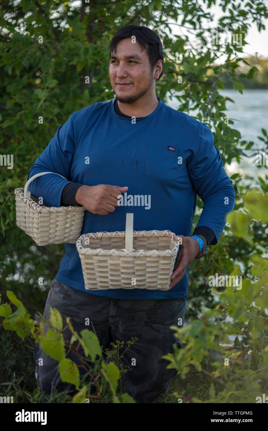 Basketmaker Mohawk avec ses dessins de frêne noir, territoire d'Akwesasne Banque D'Images