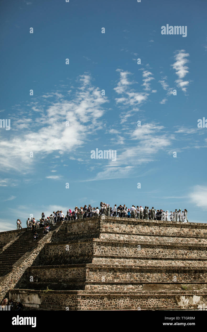 Grande école groupe atteint le sommet d'une pyramide en teotihuaca mexique Banque D'Images