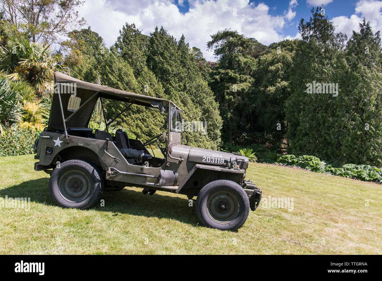 La DEUXIÈME GUERRE MONDIALE UNE Willys Jeep garée sur la pelouse au Trebah Garden à Cornwall. Banque D'Images