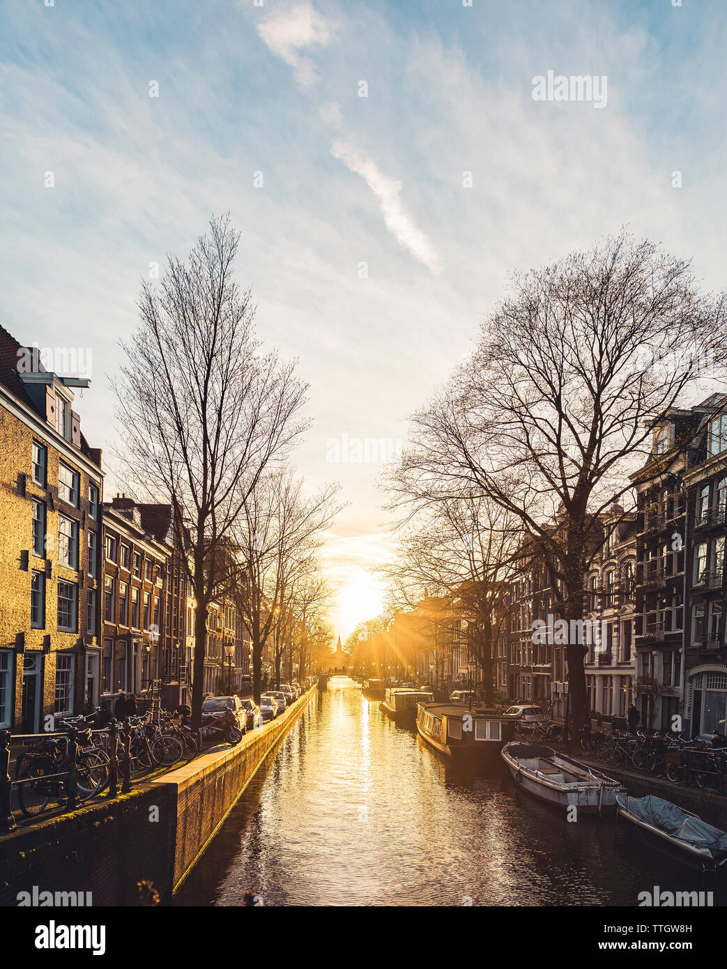 Coucher de soleil au-dessus de l'eau canal à Amsterdam, le temps du soir  Photo Stock - Alamy
