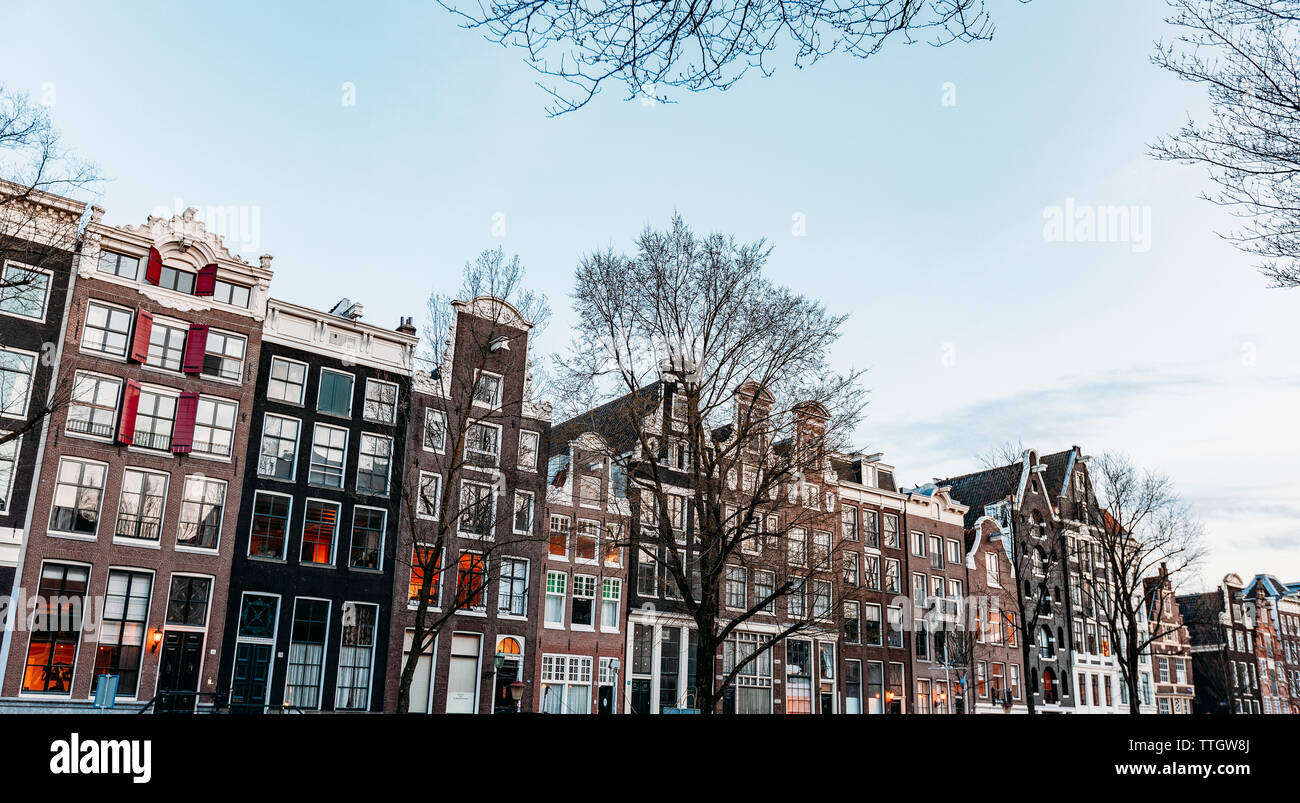 Immeuble de bâtiments en vieille ville d'Amsterdam. Banque D'Images