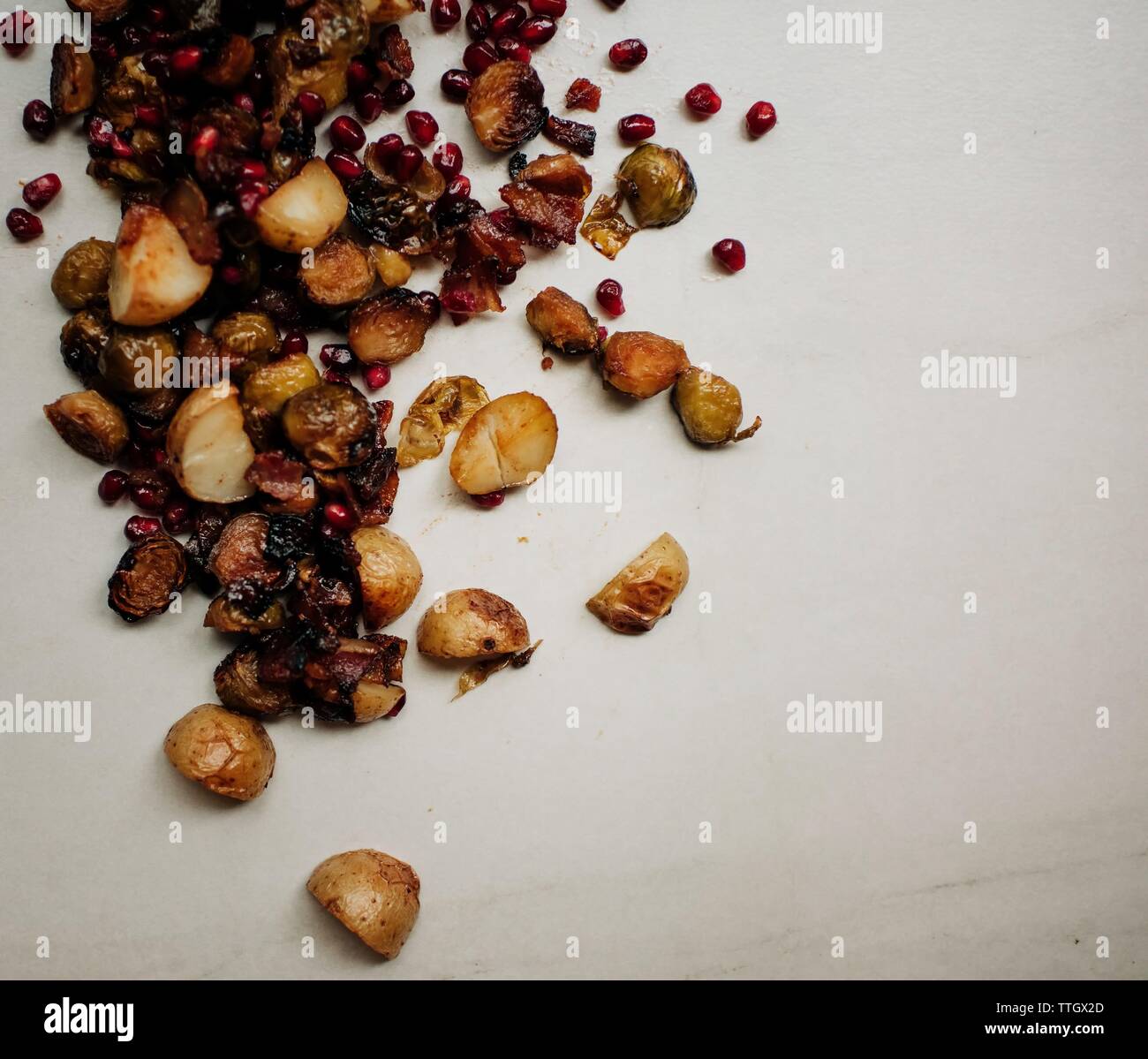 Les choux de Bruxelles, grenade, bacon, pommes de terre cuites Banque D'Images