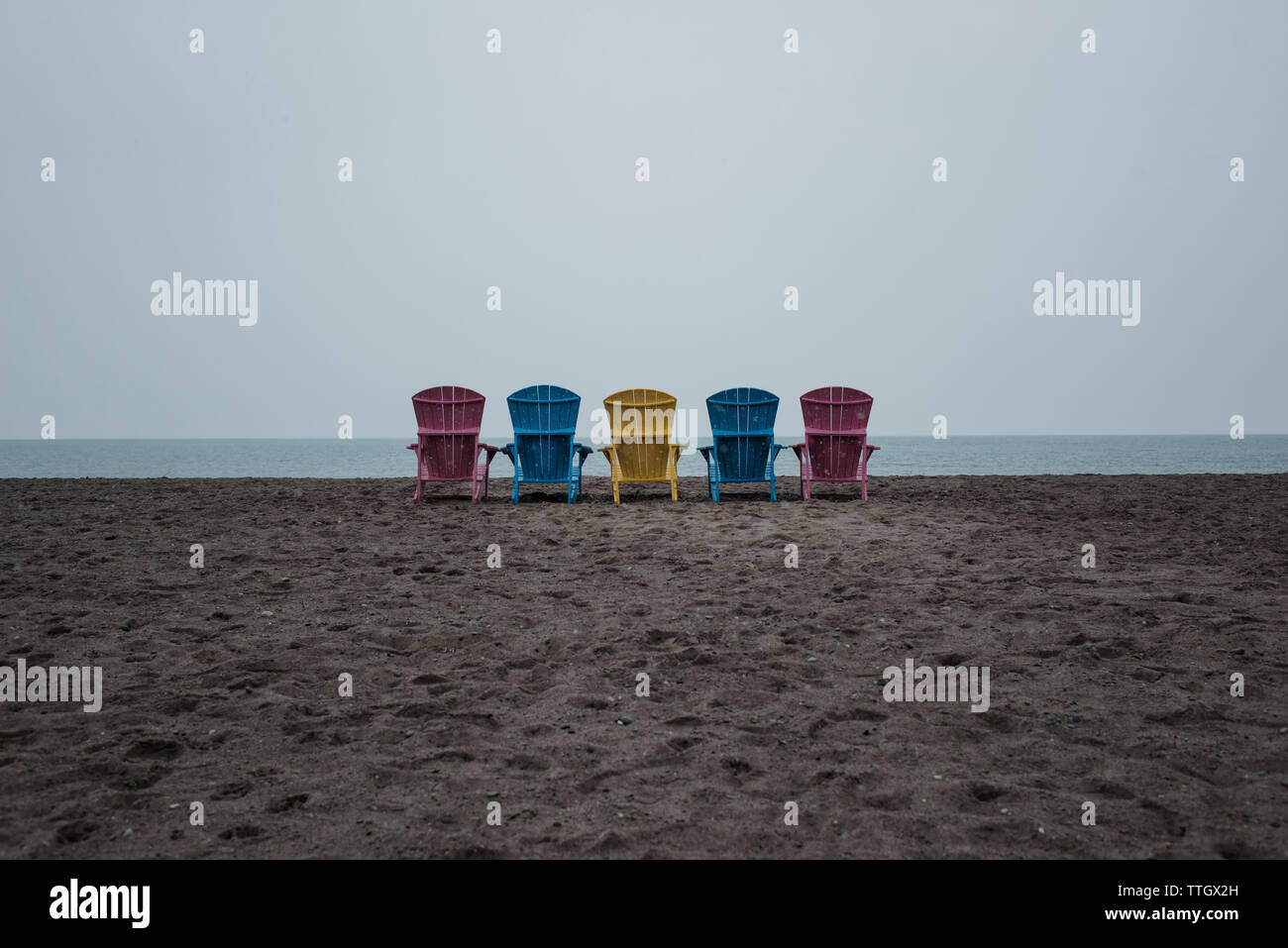 Adirondack chaises colorées, Muskoka chaises à la plage Banque D'Images