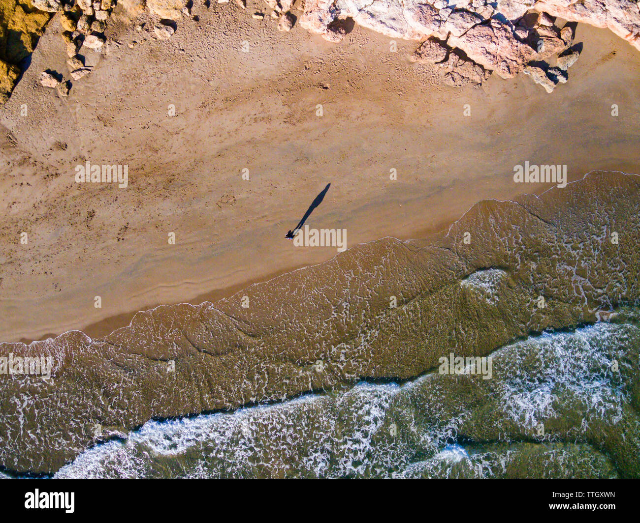 Vue aérienne de femme marche sur la plage Banque D'Images
