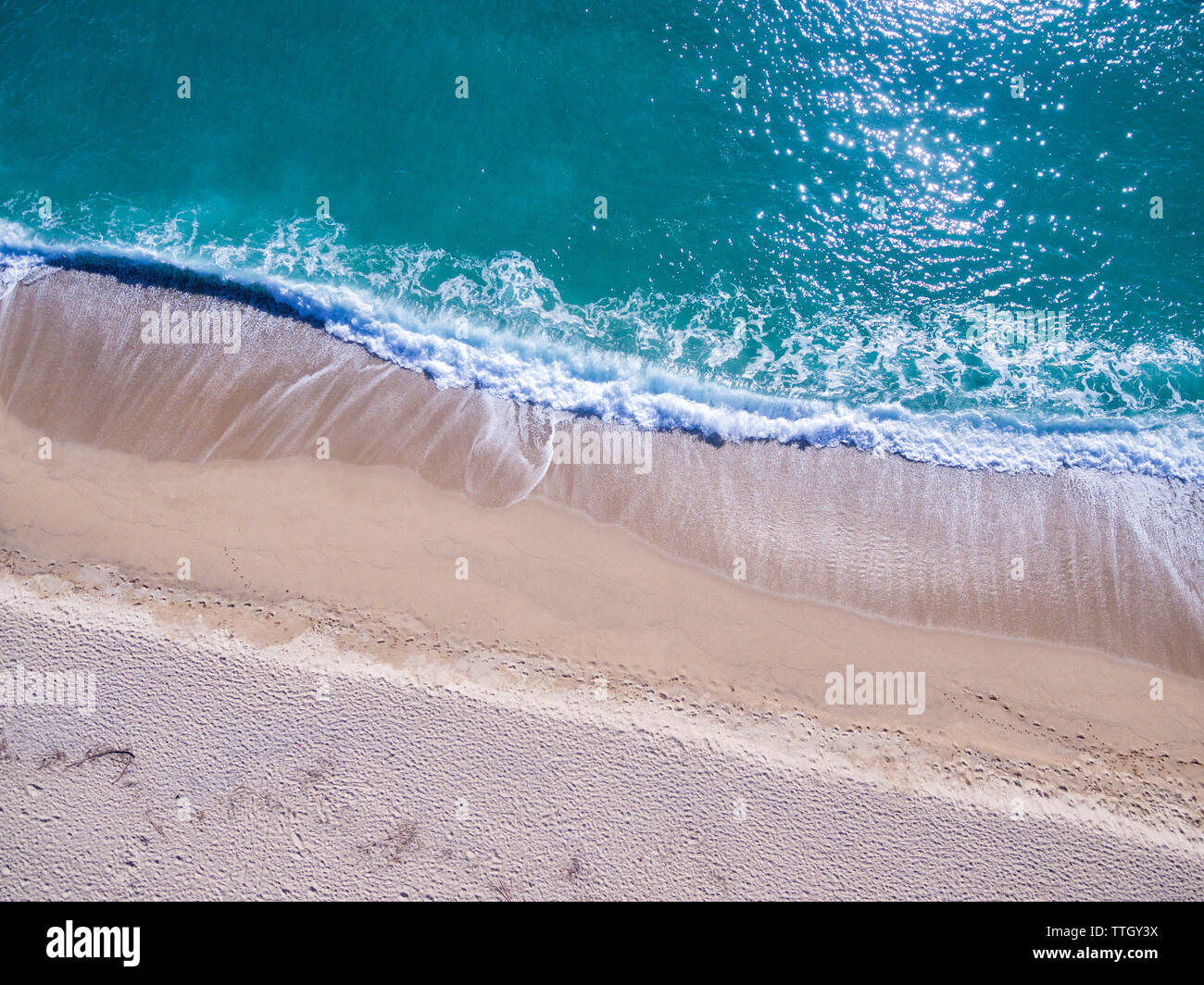Vue aérienne de vagues sur une plage Banque D'Images