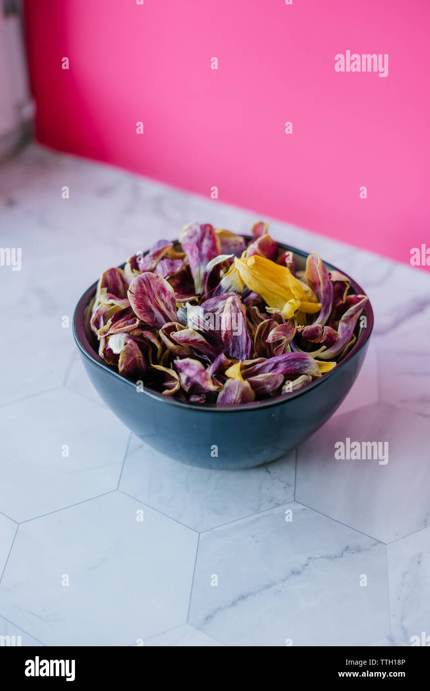 photo de nourriture de pâques avec des œufs de caille sur une table en marbre produits agricoles écologiques Banque D'Images
