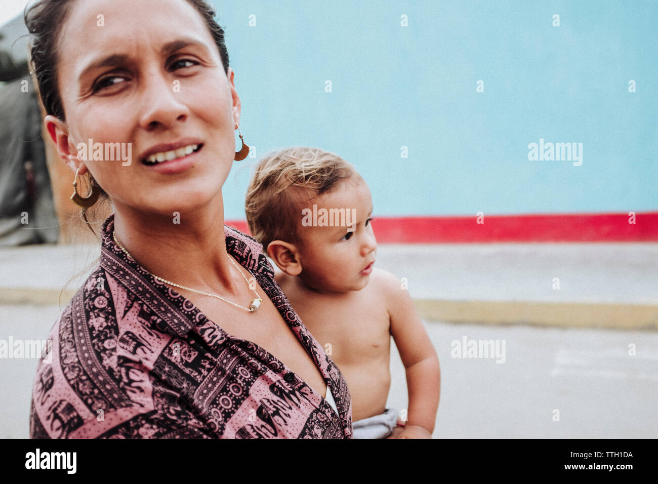 Portrait of a woman holding her baby Banque D'Images