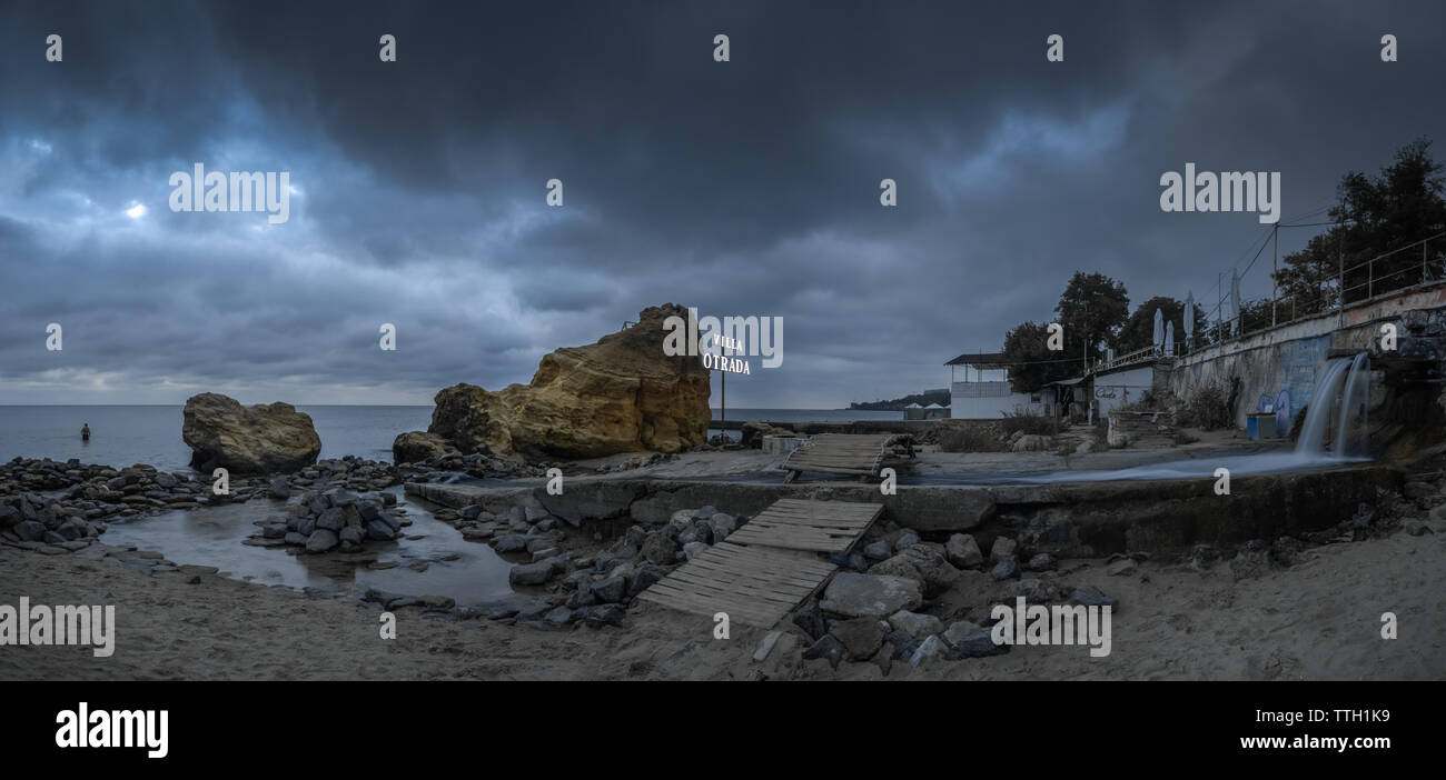 Plage Otrada à Odessa, Ukraine, dans un sombre matin d'été. Sombres nuages asperatus sur la mer jusqu'à l'aube. Banque D'Images Plage Otrada à Odessa, Ukraine, dans un sombre matin d'été. Sombres nuages asperatus sur la mer jusqu'à l'aube. Banque D'Images