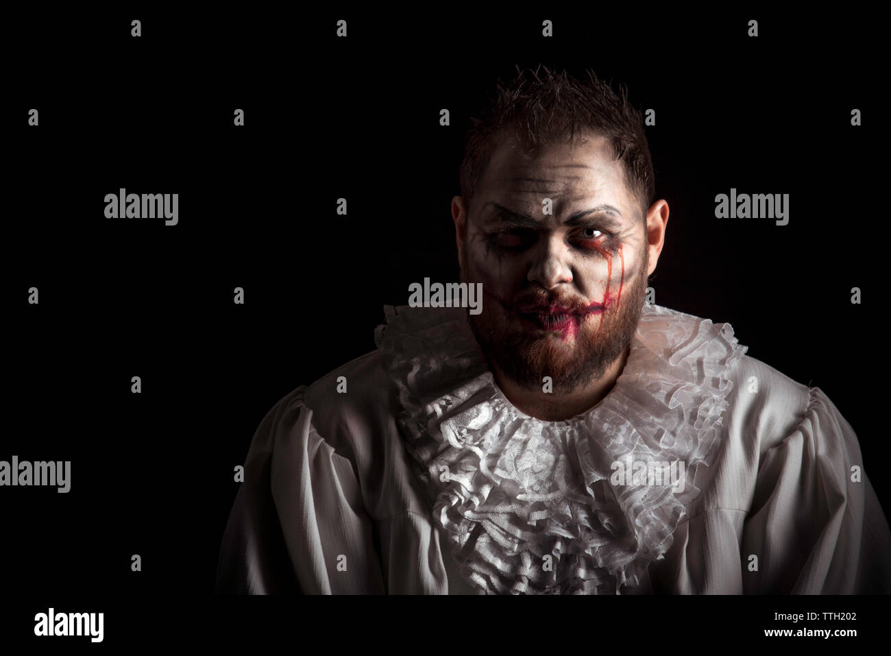 Portrait d'un clown maléfique effrayant. Studio shot avec art visage horrible Banque D'Images