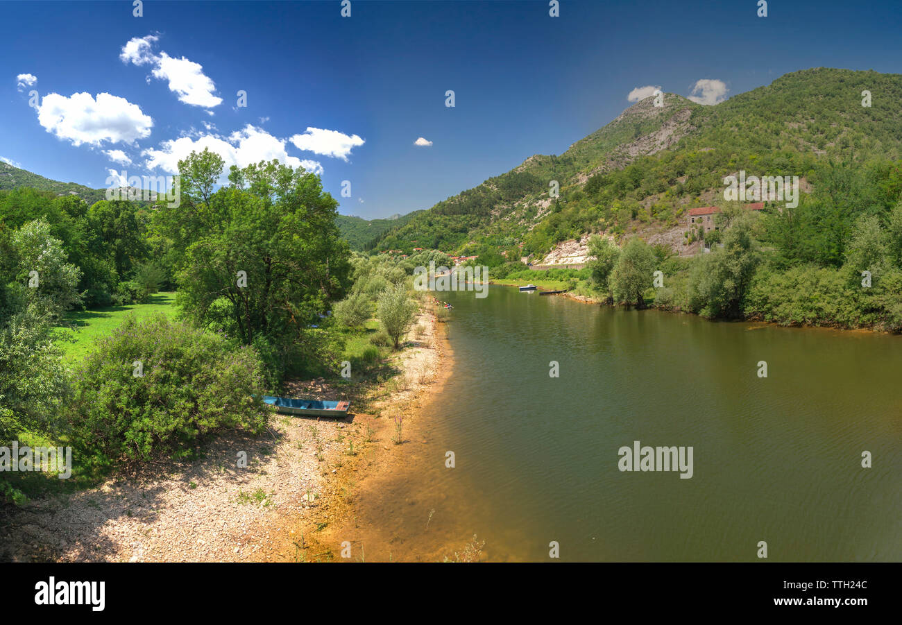 Vieux Pont sur la rivière Crnojevica au Monténégro Banque D'Images