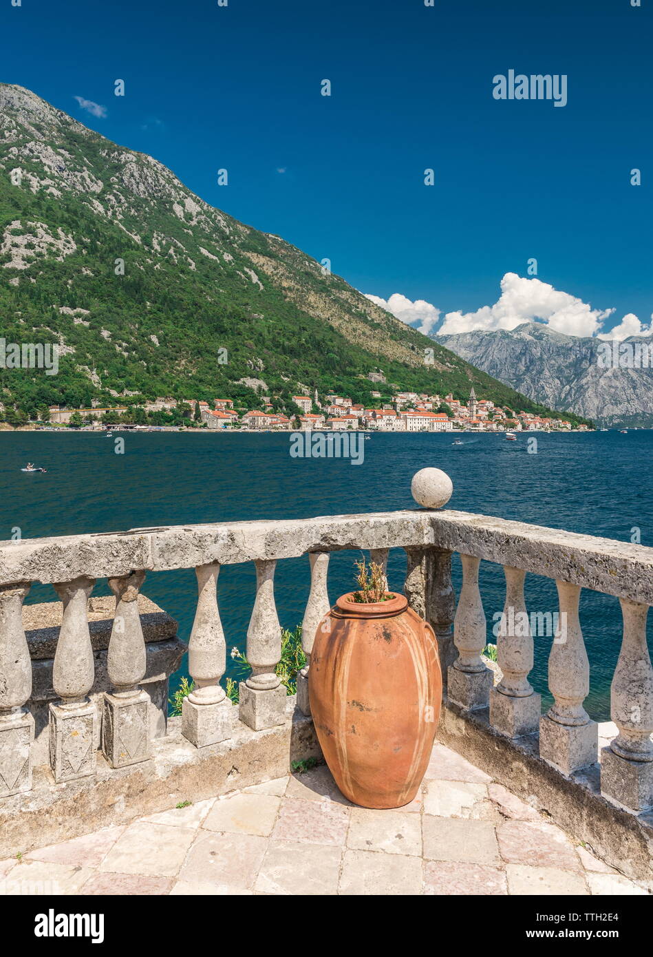 Vue de la baie de Kotor au Monténégro de l'île Banque D'Images