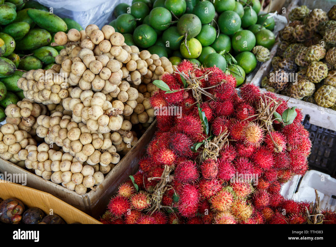 Ramboutan et autres fruits à la vente à un marché à Siem Reap, Cambodge. Banque D'Images