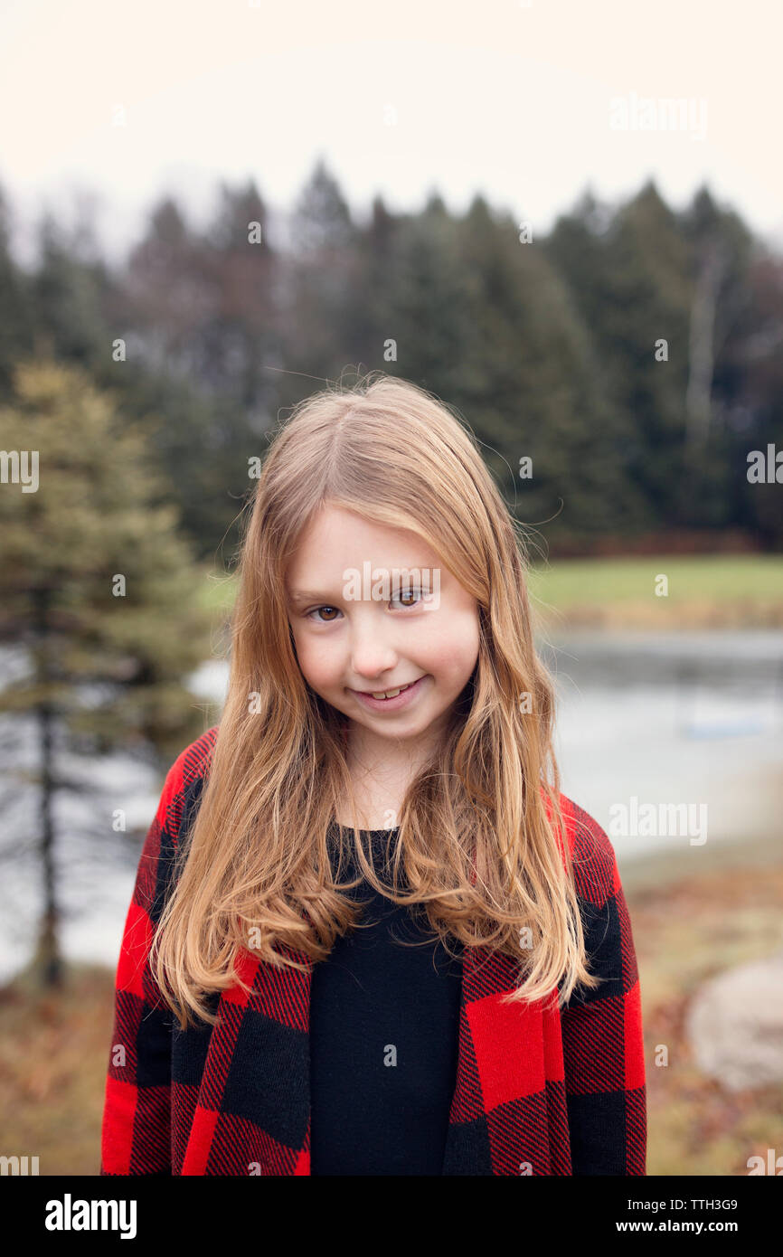 9-year-old Girl in Red Plaid Banque D'Images