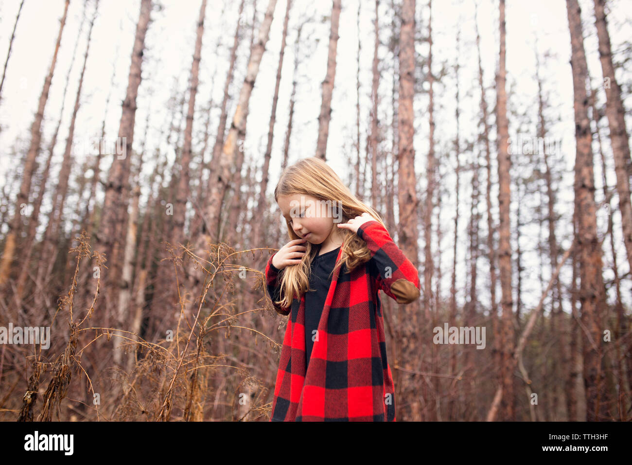 Fille qui marche sur un journal Banque D'Images