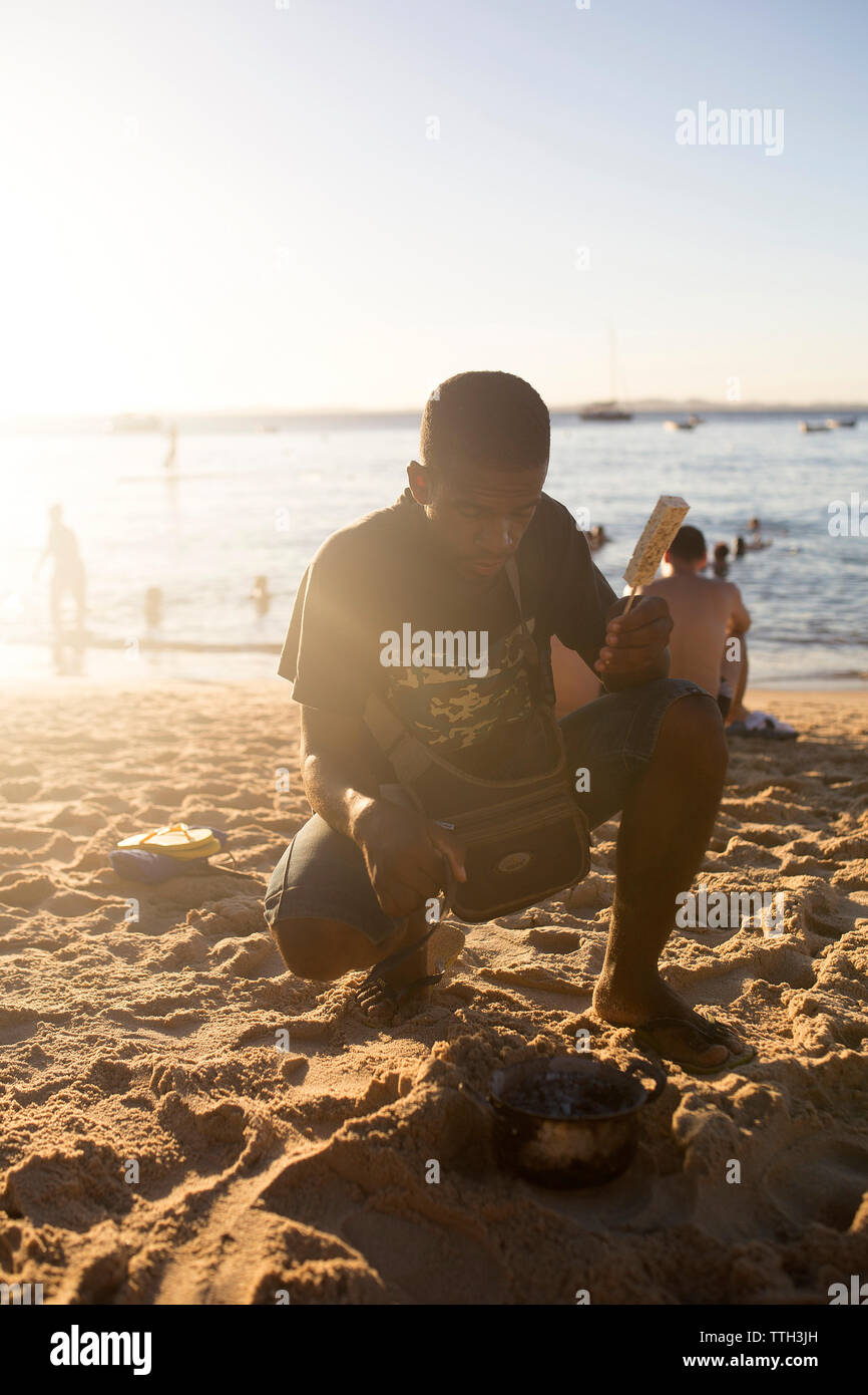 L'homme fait queijo coalho sur une plage au Brésil Banque D'Images