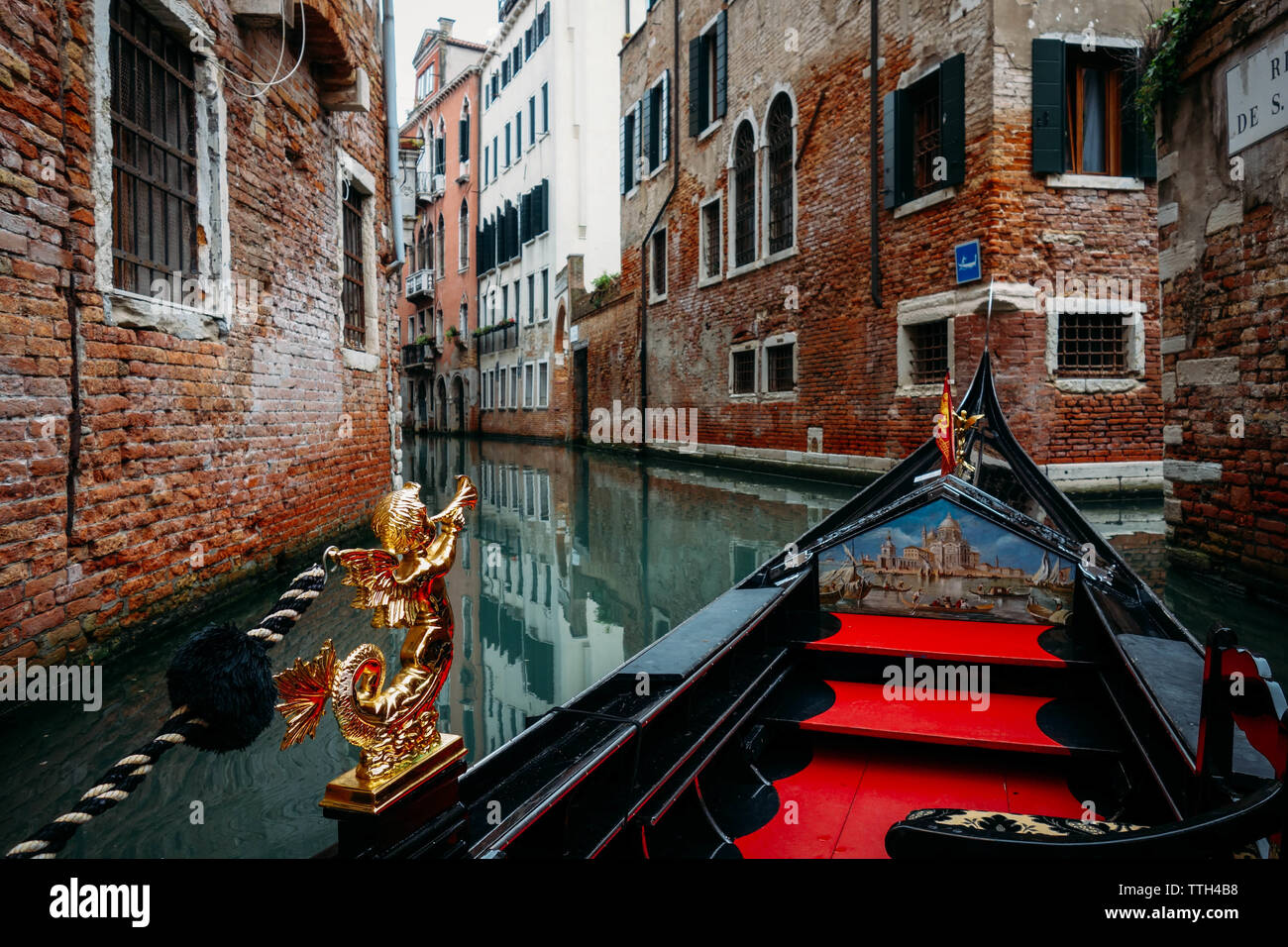 Bateau sur une gondole à Venise Italie avec des maisons de brique Banque D'Images