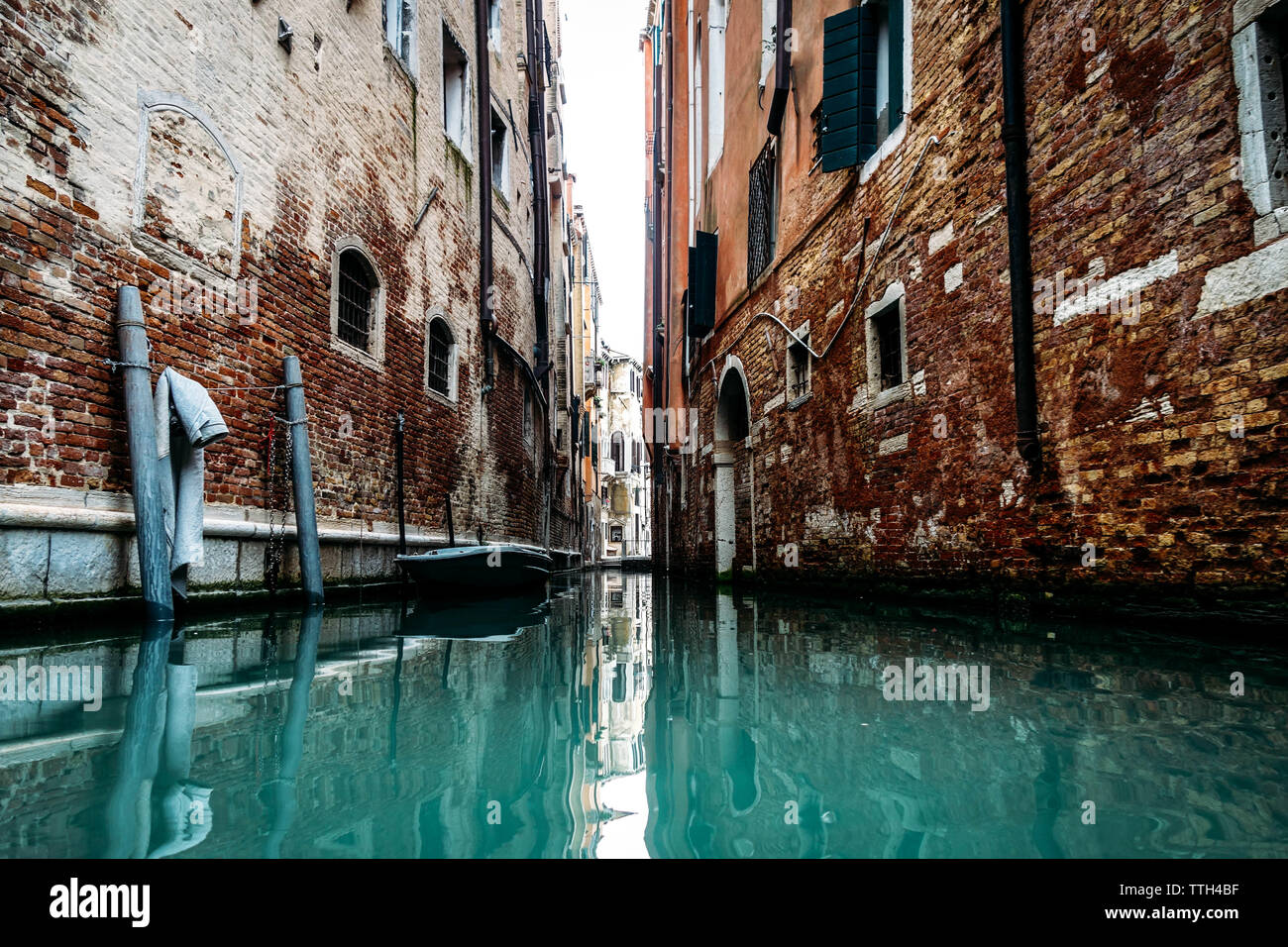 Bateau sur une gondole à Venise Italie entre des maisons de brique Banque D'Images