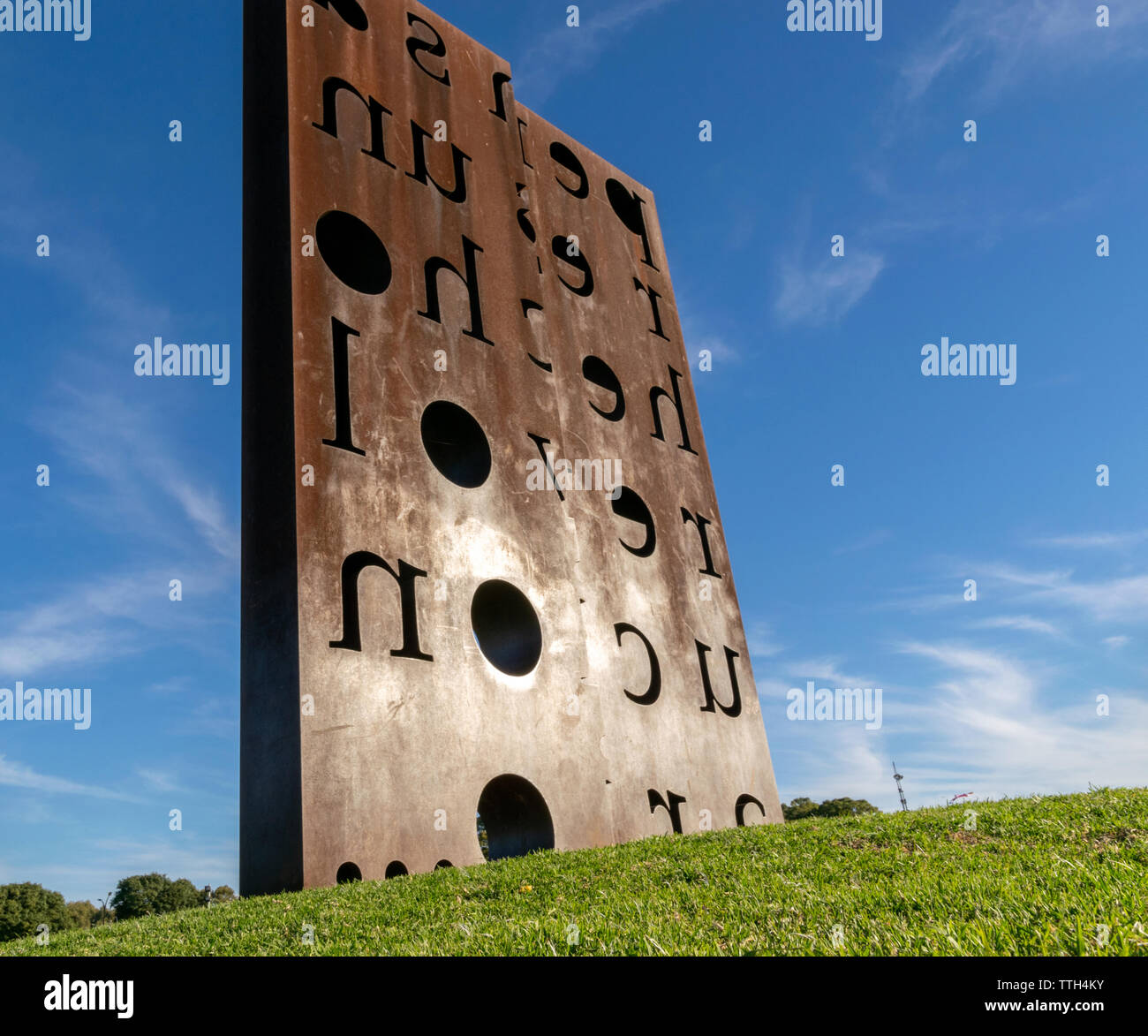 Sculpture intitulée "Penser est un fait révolutionnaire', dans le parc de la mémoire, Buenos Aires, Argentine. Qui se souvient des milliers de victimes de la violence d'état Banque D'Images