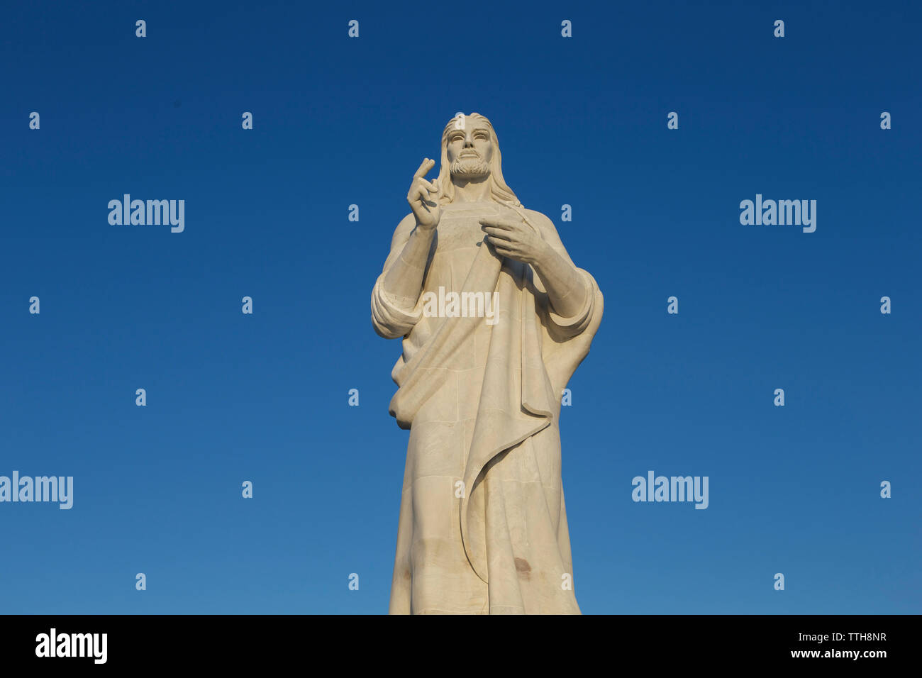 Low angle view of Jesus Christ statue contre le ciel bleu clair au cours de journée ensoleillée Banque D'Images