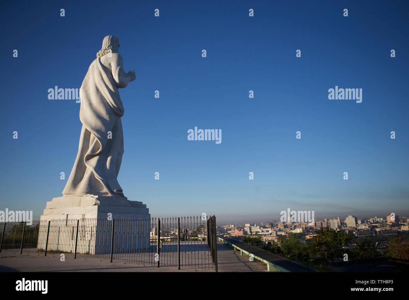 Low angle view of Jesus Christ statue contre ciel bleu clair en ville Banque D'Images