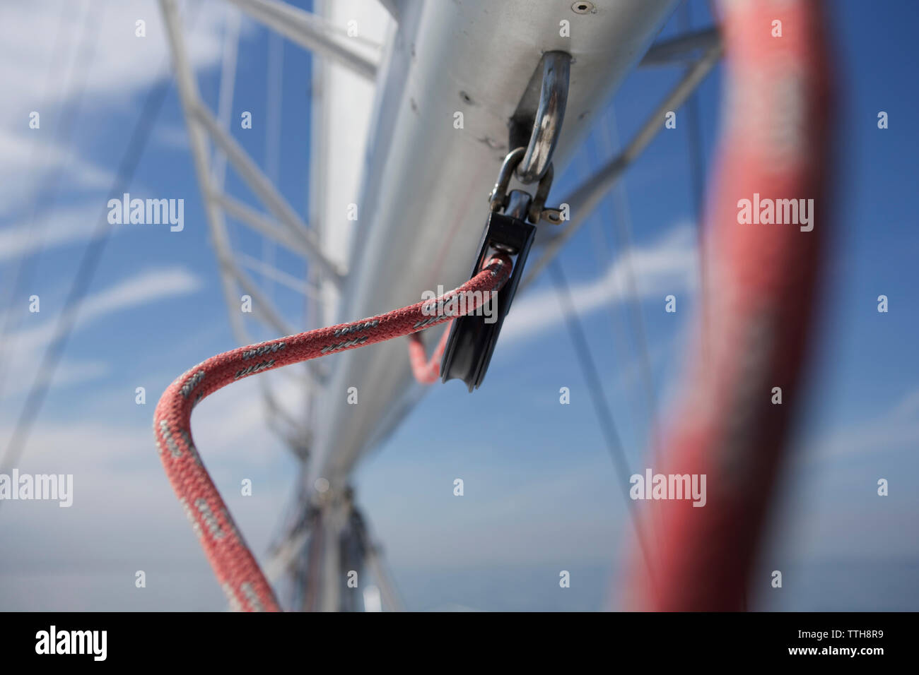 Low angle view de la corde sur la poulie contre le ciel bleu au cours de journée ensoleillée Banque D'Images