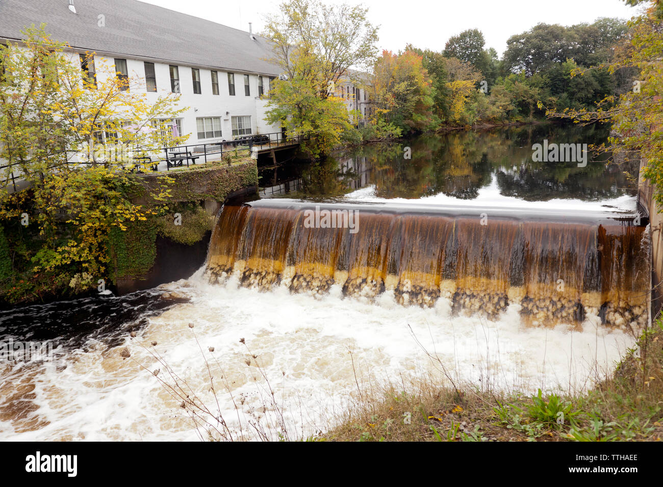 Le barrage et les chutes de la rivière Charles, par l'ancienne usine de soie, Newton Massachusettes Banque D'Images