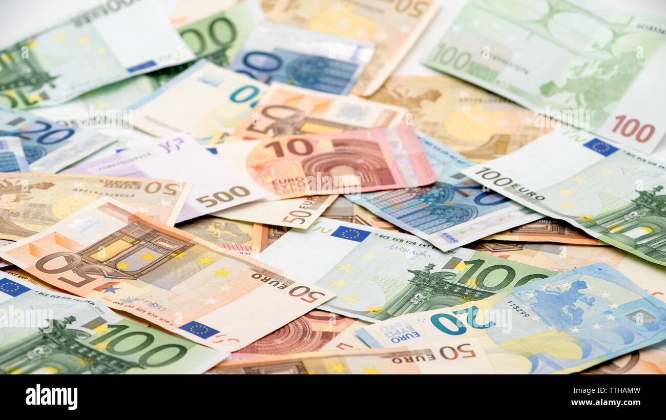 D'euros de projets de différentes valeurs. Euro bill de vingt, cinquante, un, deux, cinq cents. Billets de trésorerie contexte de l'argent. Bonne rémunération. Salaire d'émission Banque D'Images