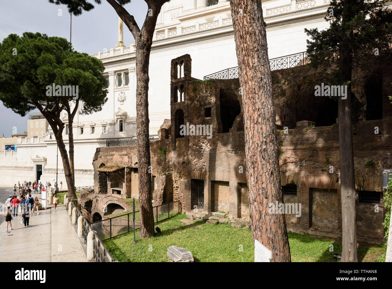 Rome. L'Italie. Insula dell'Ara Coeli, reste d'un bloc appartement romain du 2e siècle, et le clocher (campanile) de la 11e siècle ch Banque D'Images
