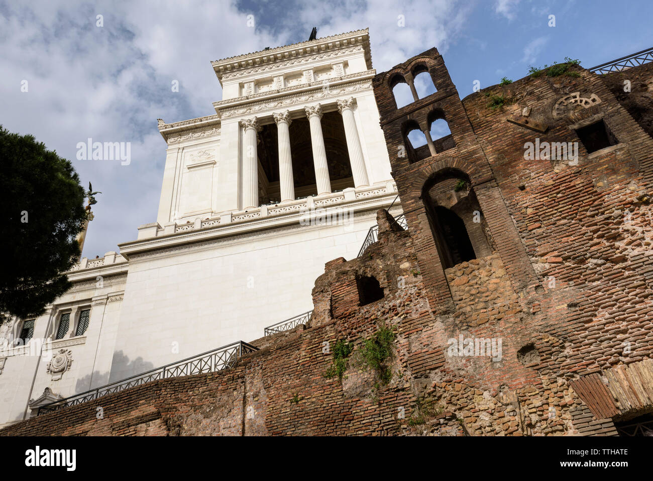 Rome. L'Italie. Insula dell'Ara Coeli, reste d'un bloc appartement romain du 2e siècle, et le clocher (campanile) de la 11e siècle ch Banque D'Images