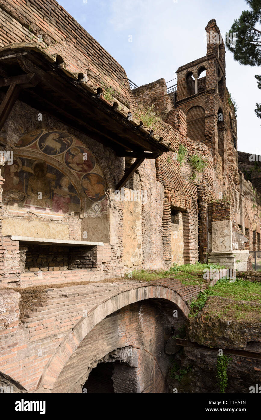 Rome. L'Italie. Insula dell'Ara Coeli, reste d'un bloc appartement romain du 2e siècle AD, à gauche est une fresque de l'église renaissance o Banque D'Images